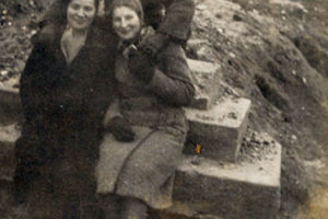 W tle zdjęcia spalone Andrzejewo, rok ok. 1941