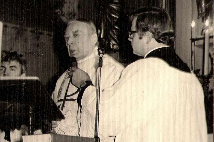 Kardynał Stefan Wyszyński odprawia mszę św. w kościele w Andrzejewie