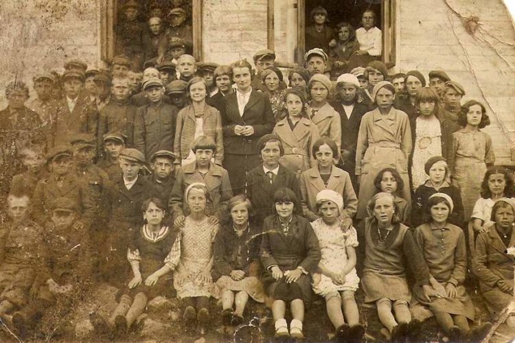 Uczniowie szkoły w Andrzejewie z nauczycielką Emilią Królikowską, około roku 1935