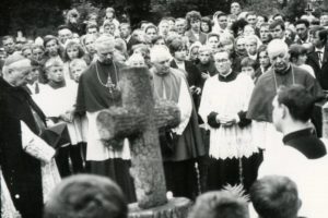 Kardynał Stefan Wyszyński przy grobie matki, czerwiec 1971