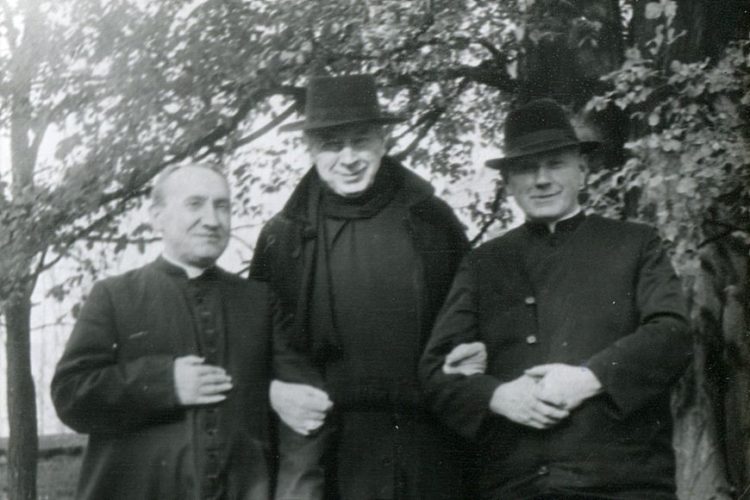 Kardynał Stefan Wyszyński w asyście księży w Andrzejewie