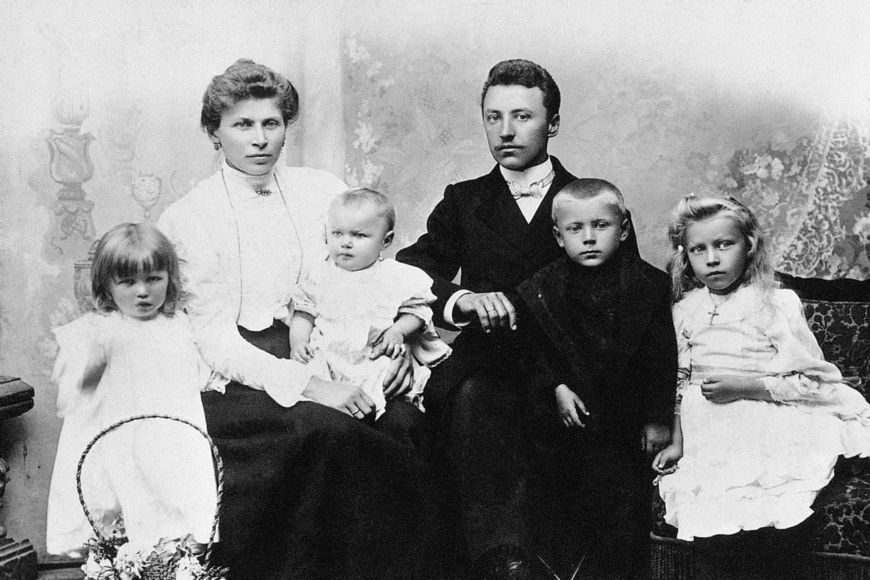 Rodzina Wyszyńskich. Zdjęcie pochodzi ze zbiorów Instytutu Prymasowskiego Stefana Kardynała Wyszyńskiego w Warszawi