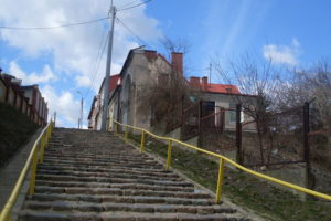 Dom przy ulicy Krzywe Koło w Łomży i kamienne schody po których spacerowali chłopcy mieszkający na stancji u pana Kęsickiego