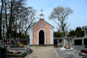 Kaplica na cmentarzu w Andrzejewie. Tu odprawiono pierwszą Mszę Świętą po przejściu frontu latem 1915 roku.