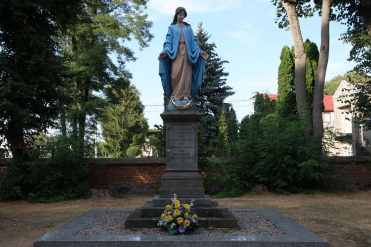 Posąg Matki Bożej Niepokalanej przed kościołem w Andrzejewie przed którym modlił się młody Stefan Wyszyński (Fot. O. T. Polak CMF)