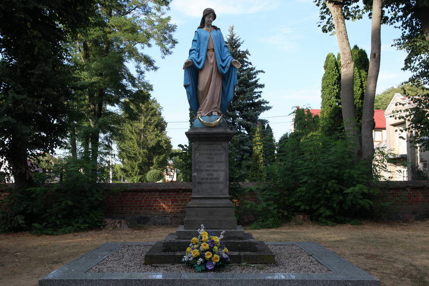 Posąg Matki Bożej Niepokalanej przed kościołem w Andrzejewie przed którym modlił się młody Stefan Wyszyński (Fot. O. T. Polak CMF)