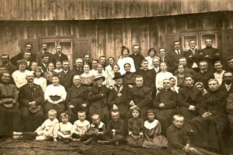 Prymicja ks. Konstantego Penkali. Po prawej stronie widoczny alumn Stefan Wyszyński, Olszewo czerwiec 1920 r. zdjęcie pochodzi ze zbiorów pani Sylwii Wolskiej