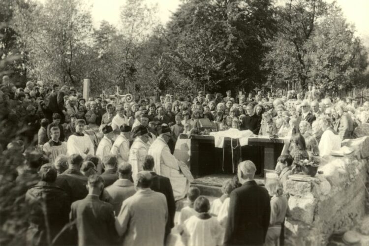 Uroczystość poświęcenia Mauzoleum Żołnierzy 18 DP przed rozpoczęciem Mszy Świętej na cmentarzu w Andrzejewie 26 września 1976 r. Zdjęcia pochodzą z Archiwum Parafialnego w Andrzejewie.