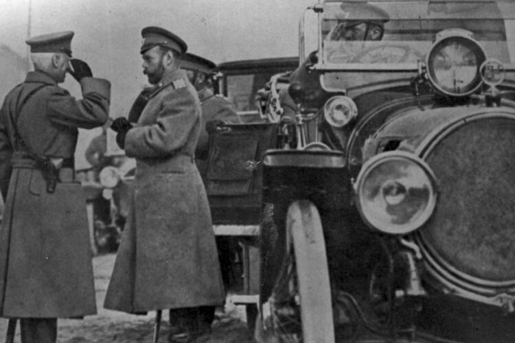 Car Mikołaj II podczas inspekcji frontu pod Warszawą przyjmuje raport od jednego z dowódców korpusu