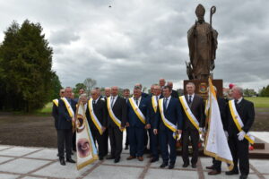 Rycerze Kolumba przed pomnikiem Błogosławionego Kardynała Stefana Wyszyńskiego w Andrzejewie