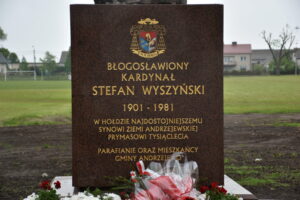 Cokół pomnika Błogosławionego Kardynała Stefana Wyszyńskiego