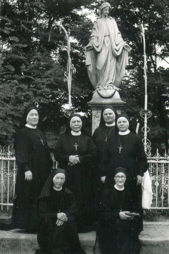 Siostry Pasjonistki, od lewej: Konstancja Kotomska, Agata Krakówka, siostra, której tożsamości nie dało nam się ustalić, Róża Brzozowska. Na dole: Imelda Wojtkowska, Benigna Kotomska.